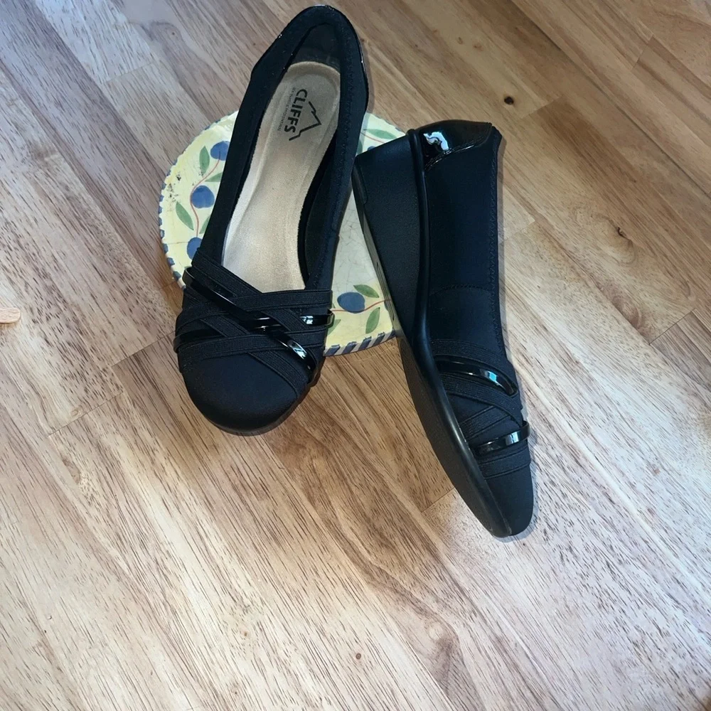 Life Stride Black Leather Loafers with Silver Chain Accent